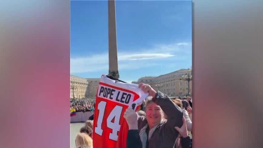 Flyers family believes team's recent success began after gifting Pope Leo a personalized jersey