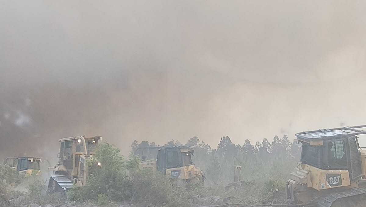 Firefighters push to hold Highway 82 wildfire in southeast Georgia as temperatures rise