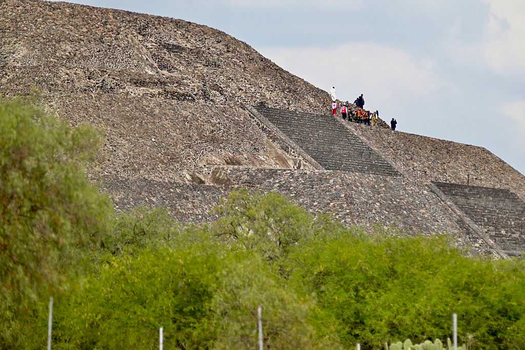 Shooting at pyramids north of Mexico City leaves 1 Canadian tourist dead, injures 6 people