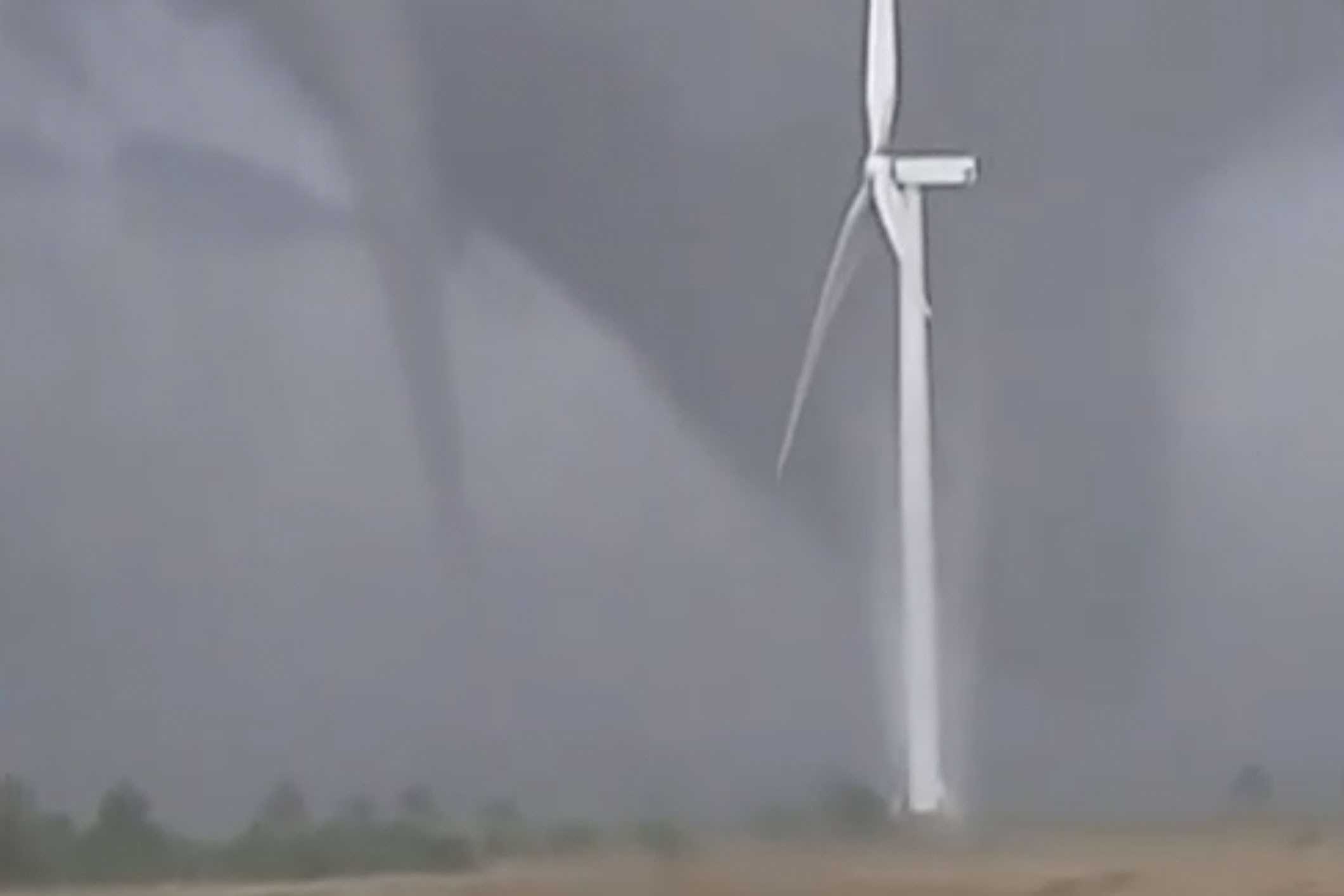 Video shows moment 'twin tornadoes' formed in northern Oklahoma