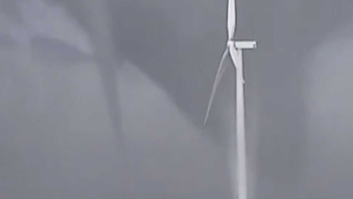 Video shows moment 'twin tornadoes' formed in northern Oklahoma