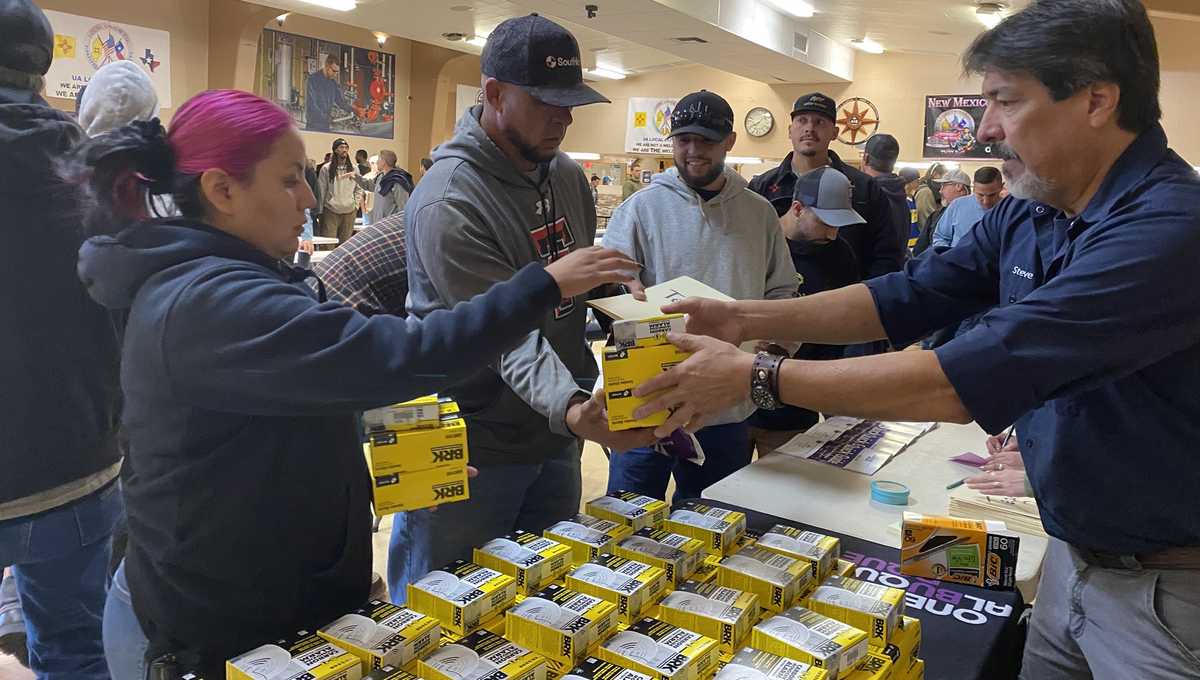 Plumbers union, city volunteers prep senior homes for winter