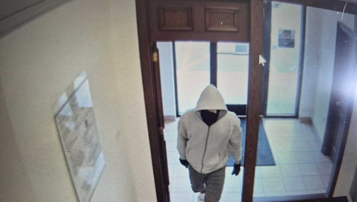 2 employees killed during bank robbery in Kentucky; suspect still at large