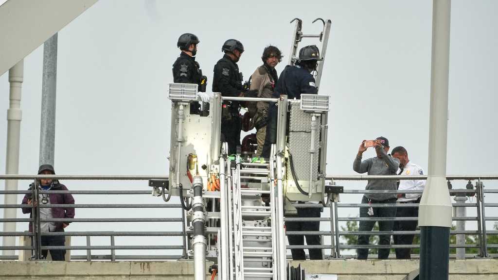 Protester comes down from atop Washington bridge ending 5-day stand against AI and Iran war