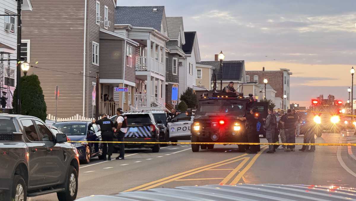 Suspect in custody after armed standoff with police in Everett