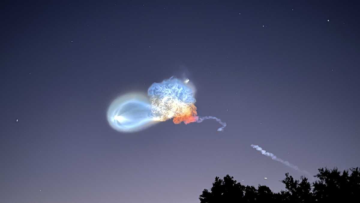 Spac Ships Rockets Glowing 'space jellyfish' effect lights up sky post rocket launch - KETV