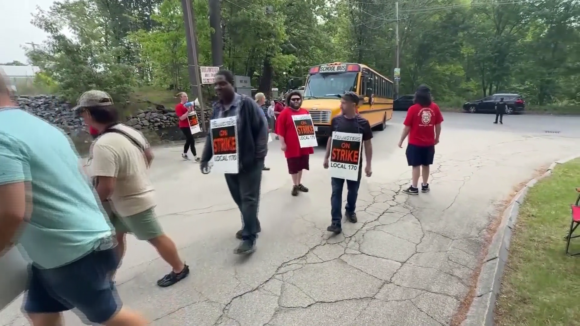 Striking bus drivers in Marlborough return to picket line amid contract negotiations
