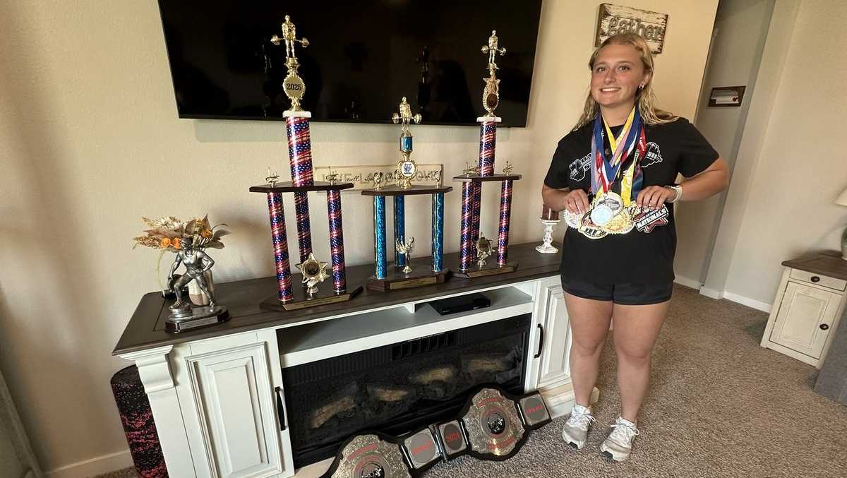 Powerlifting Prowess: Elkhorn North's Dakota Courtright overcomes scoliosis with No. 1 world ranking