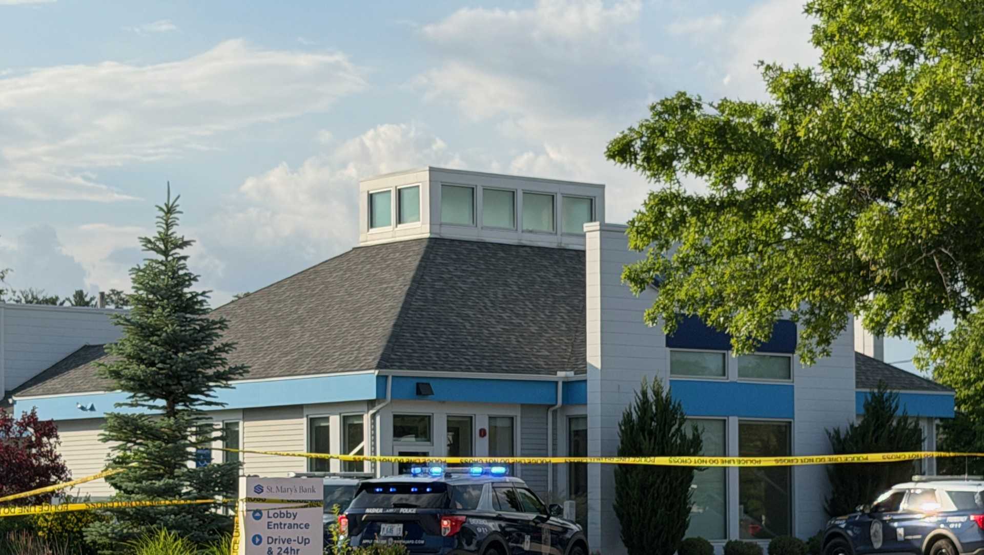Nashua police searching for bank robbery suspect