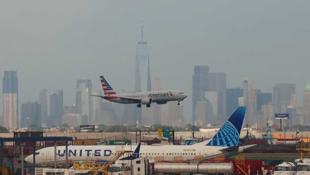 Photo: wesh.com NEWARK, NJ - AUGUST 8: An American Airlines airplane lands behind a United Airlines airplane at Newark Liberty International