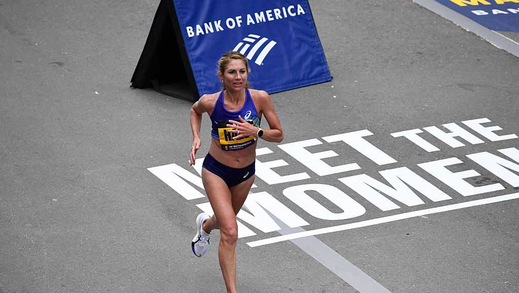 Professional runner Sara Hall makes book tour stop in Portsmouth after Boston Marathon