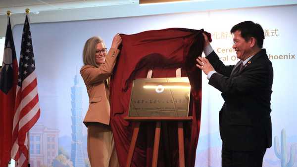 Arizona Gov. Katie Hobbs, left, and Taiwan's Foreign Minister Lin Chia-Lung unveil the plaque at the opening of the Taipei Economic and Cultural Office in Phoenix on Monday, Oct. 5, 2026. (AP Photo/Wufei Yu)