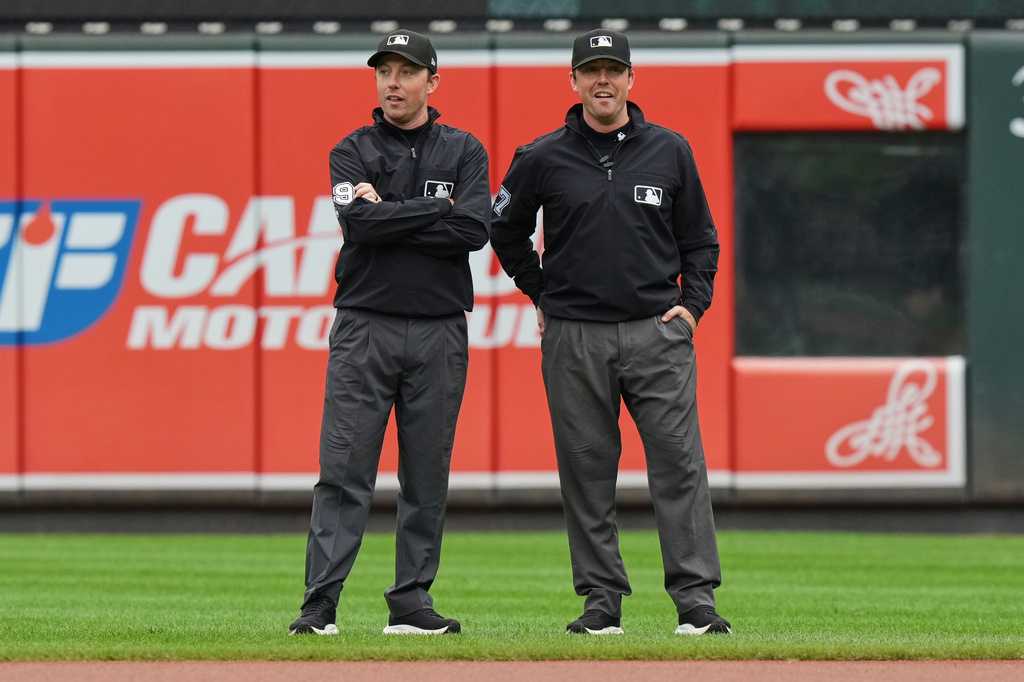 Twin brothers ump big league games together for the first time