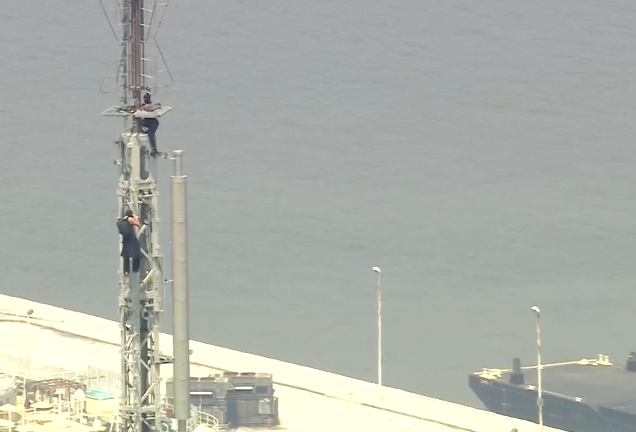 2 people fly banner at top of Empire State Building before seemingly getting engaged