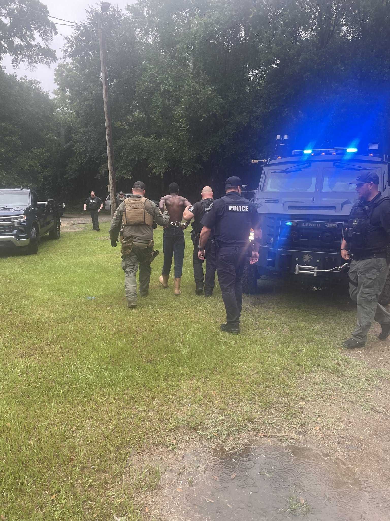 Suspect captured after South Carolina officer shot, injured - WYFF