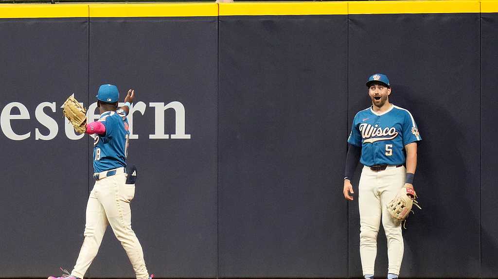 Brewers blow out Reds to clinch postseason berth