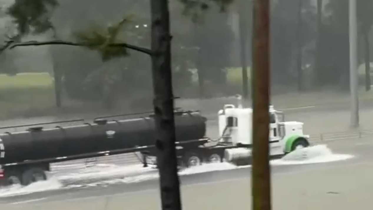 Wild video shows cars, 18-wheelers driving on flooded interstate in Mississippi