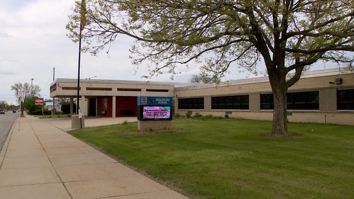 Police: Milwaukee teacher arrested for punching student