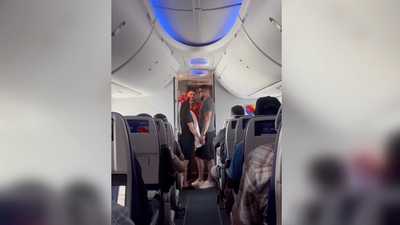 Love is in the air: Couple gets married on flight to Vegaswdsu