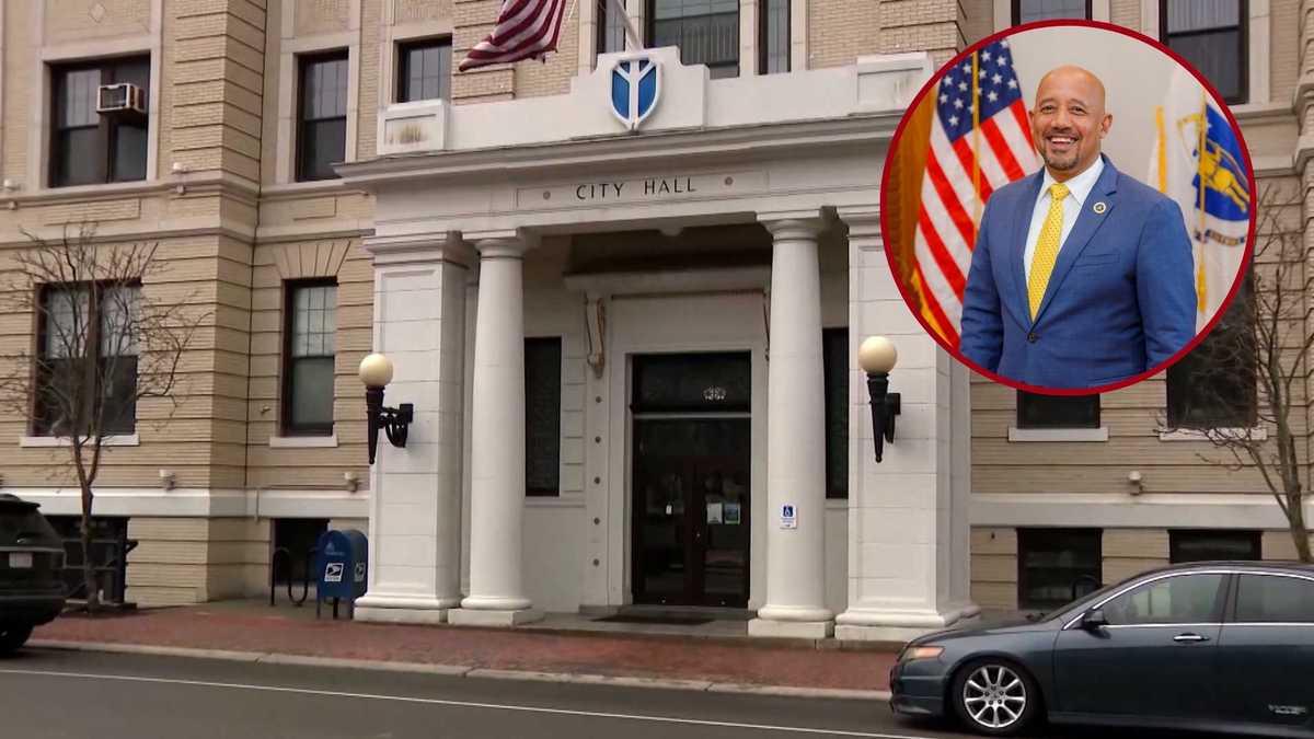 City Council meeting for first time since Lawrence mayor's arrest