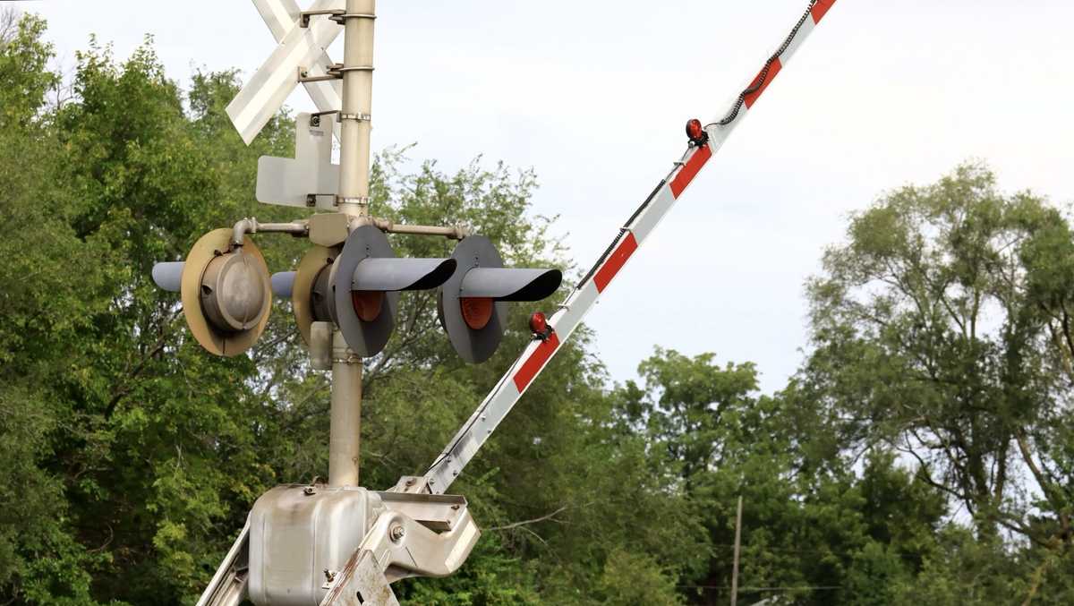 Ohio lawmakers have tried addressing blocked railroad crossings. Why haven't they been implemented?