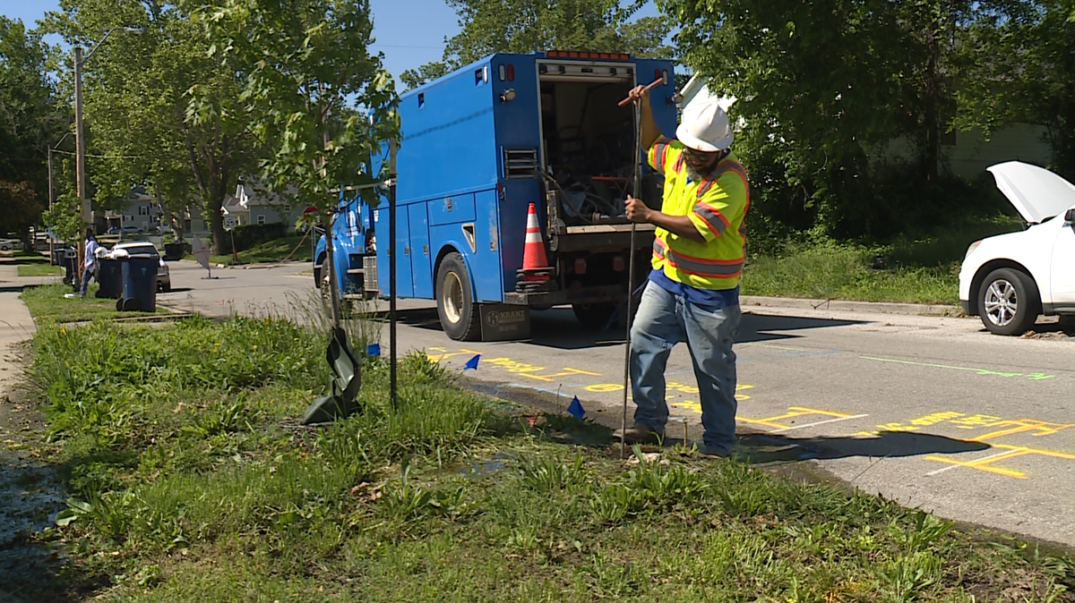 Kansas City residents frustrated by prolonged water leak in Ivanhoe Neighborhood