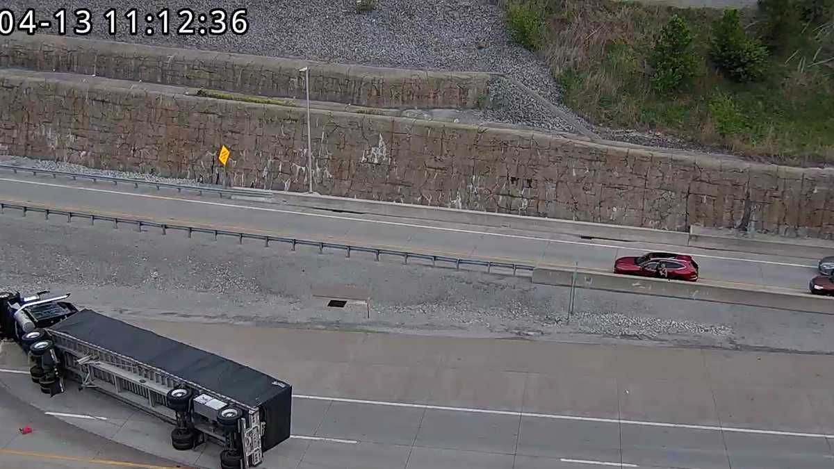 TRIMARC: Northbound lanes blocked on Gene Snyder after semi truck overturns near U.S. 42