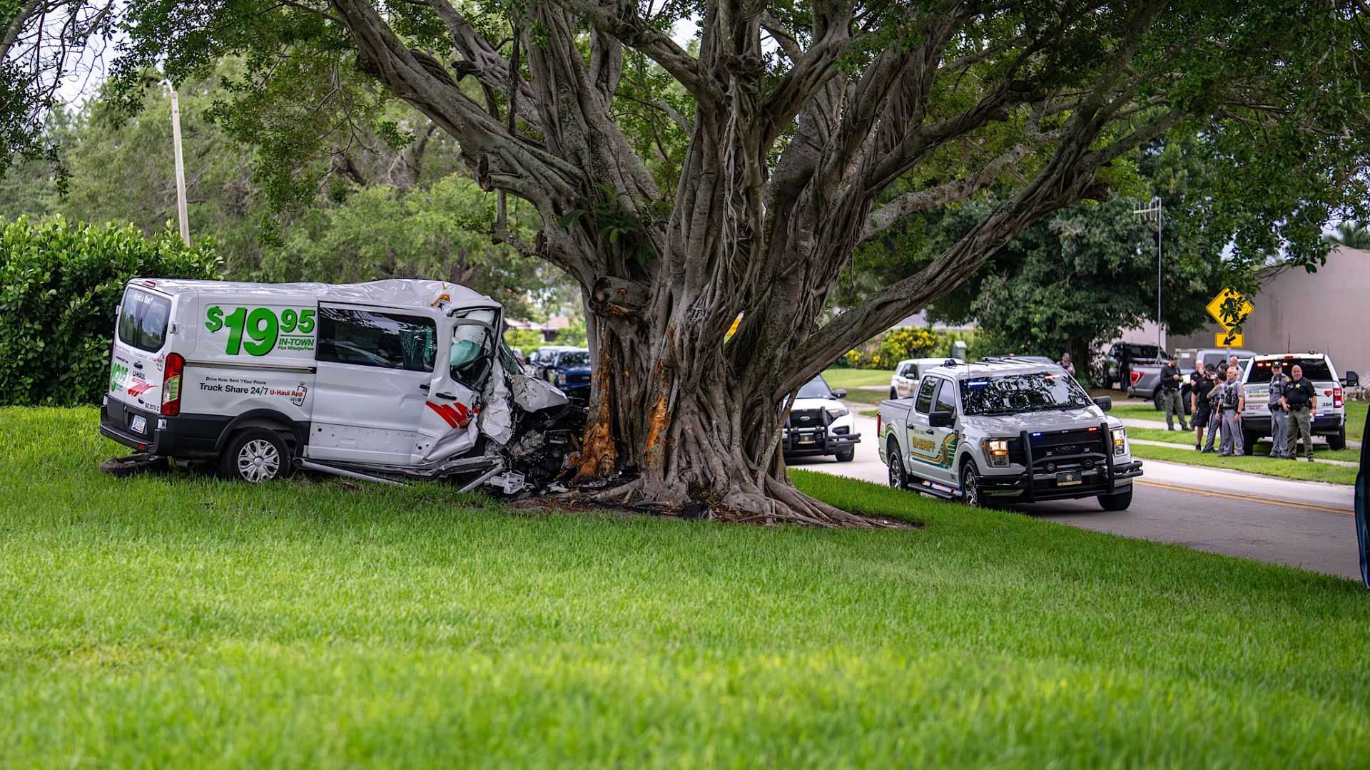 Vehicle pursuit ends after suspect crashes into tree near Lakewood Blvd ...