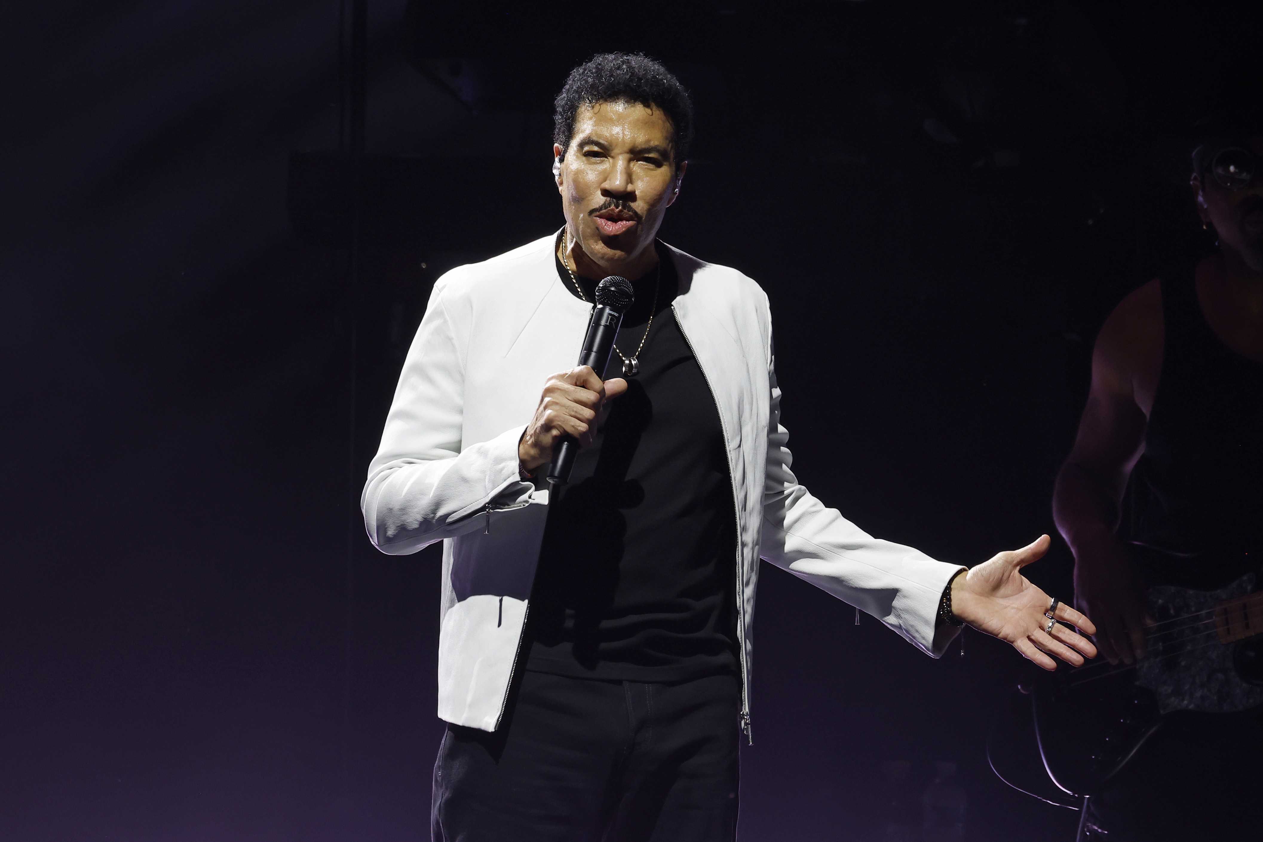Lionel Richie falls ill during performance, cutting concert short