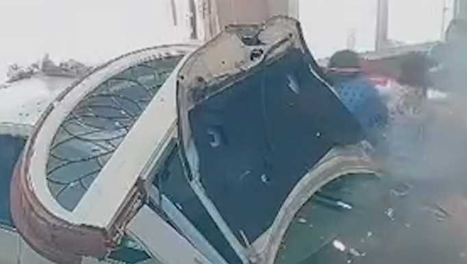 Watch the moment a car crashed into an Algiers restaurant, narrowly missing patrons