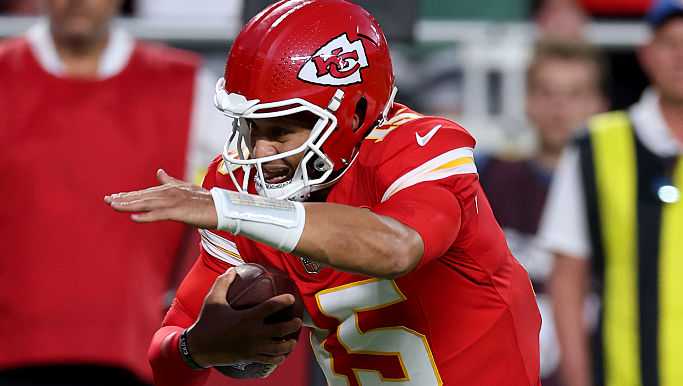 Patrick Mahomes shakes off rust in return from knee injury as Chiefs beat Broncos 31-10