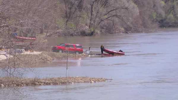 Crews working to recover body from Des Moines River