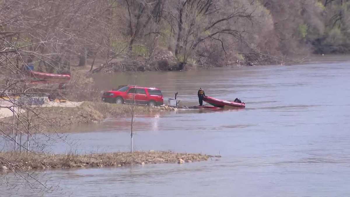 Crews working to recover body from Des Moines River