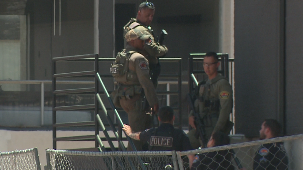 Albuquerque police arrest man after barricade at vacant apartments