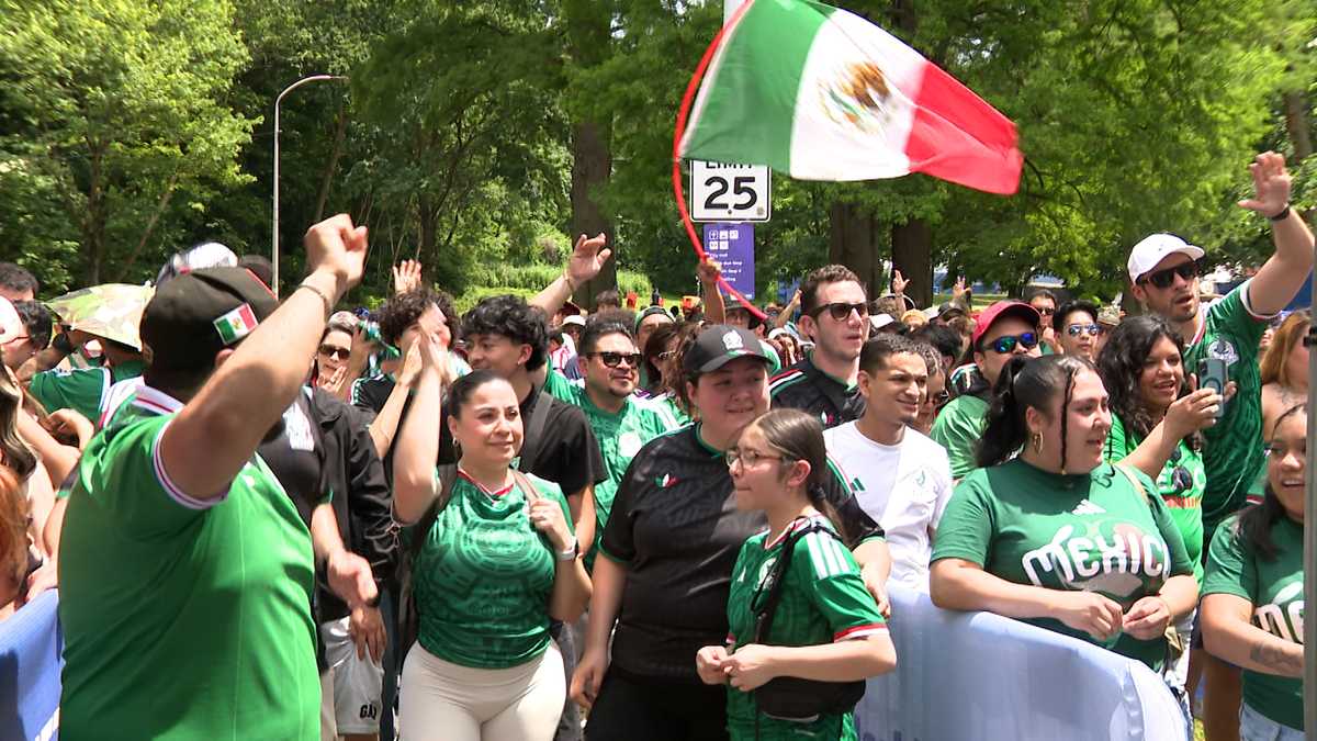 Fans from Ecuador, Mexico and beyond gather at Philadelphia FIFA event