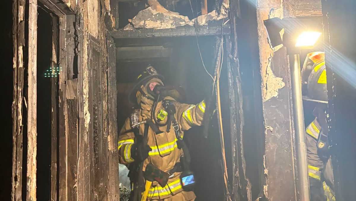 Fire crews respond to late-night house fire in Savannah