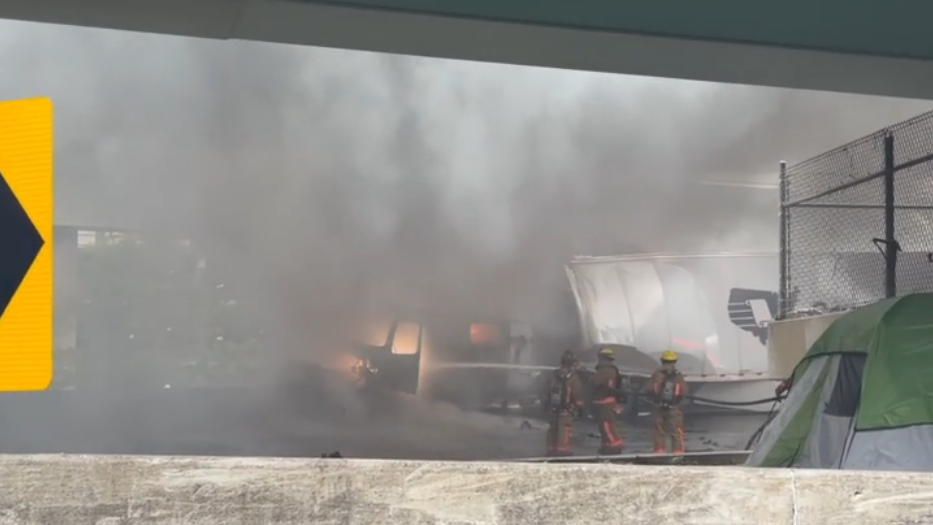 1 dead after crash involving semi-truck on I-71 in downtown Cincinnati; fire now extinguished