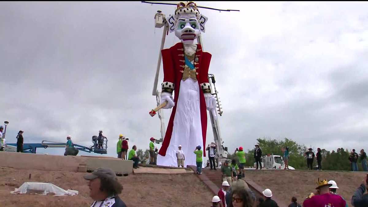 Zozobra takes 800 volunteers and year-round work to burn the gloom