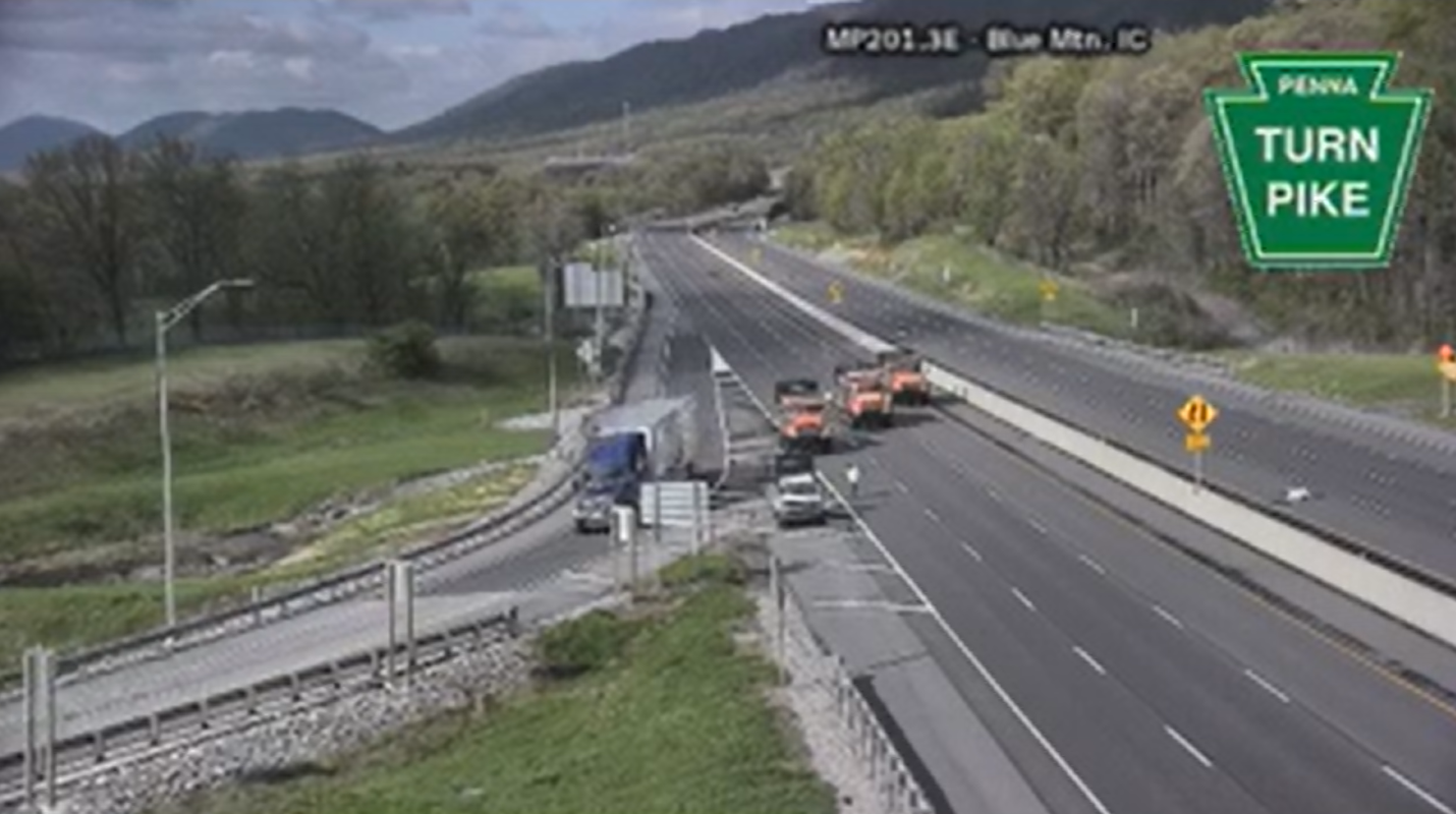 wgal.com - Rachael Lardani - Air medical lands on Pennsylvania Turnpike crash scene