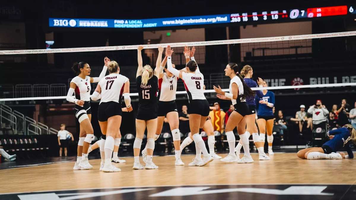 Omaha volleyball coach Matt Buttermore celebrates 300th career win