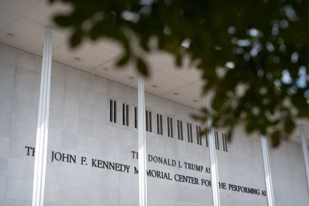 Does this video show workers removing Trump’s name from the Kennedy Center? No, it’s AI-generated