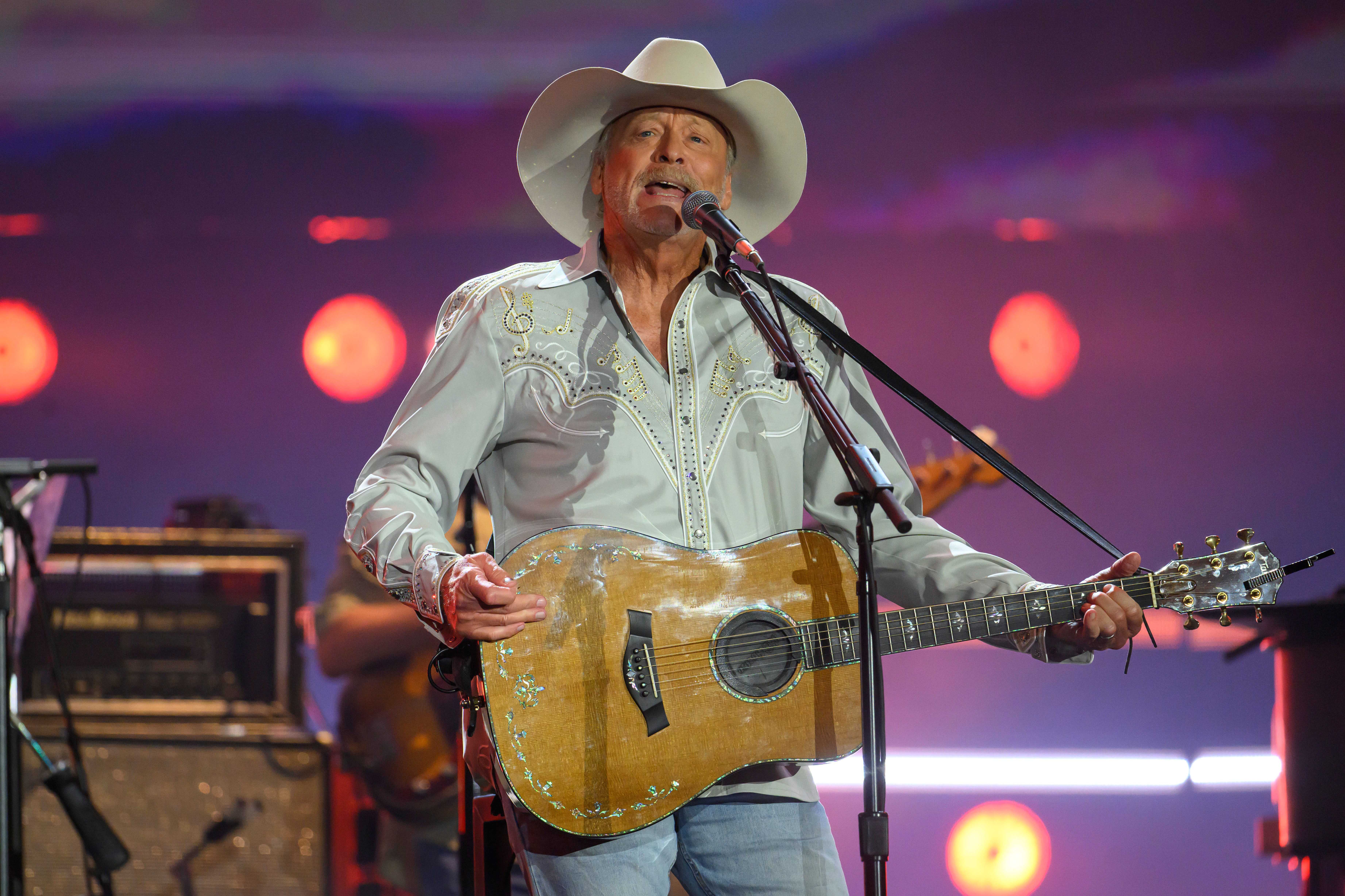 Country legend Alan Jackson plays final show amid battle with degenerative nerve condition