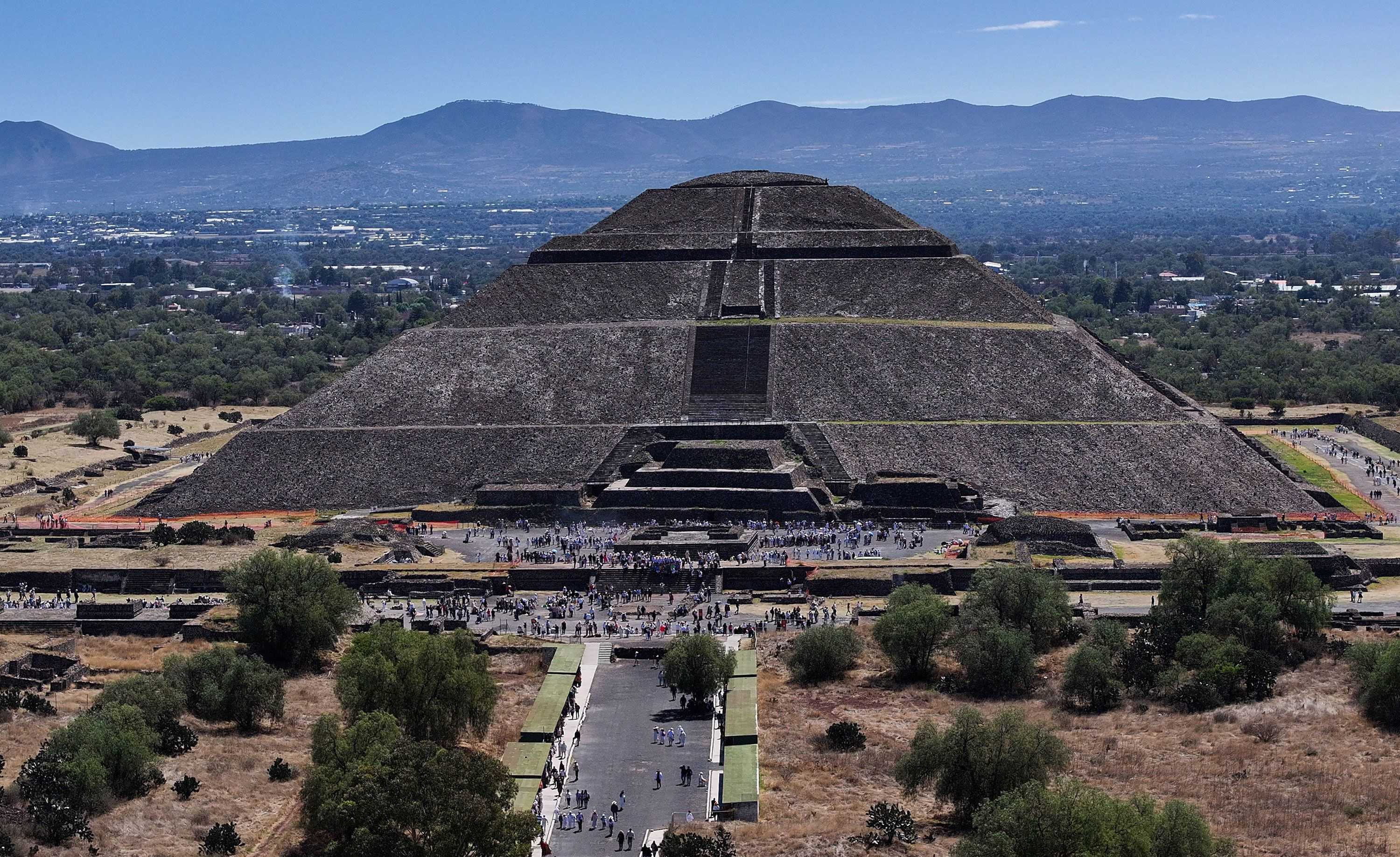 Shooting at pyramids leaves 1 tourist dead, injures 6 Americans