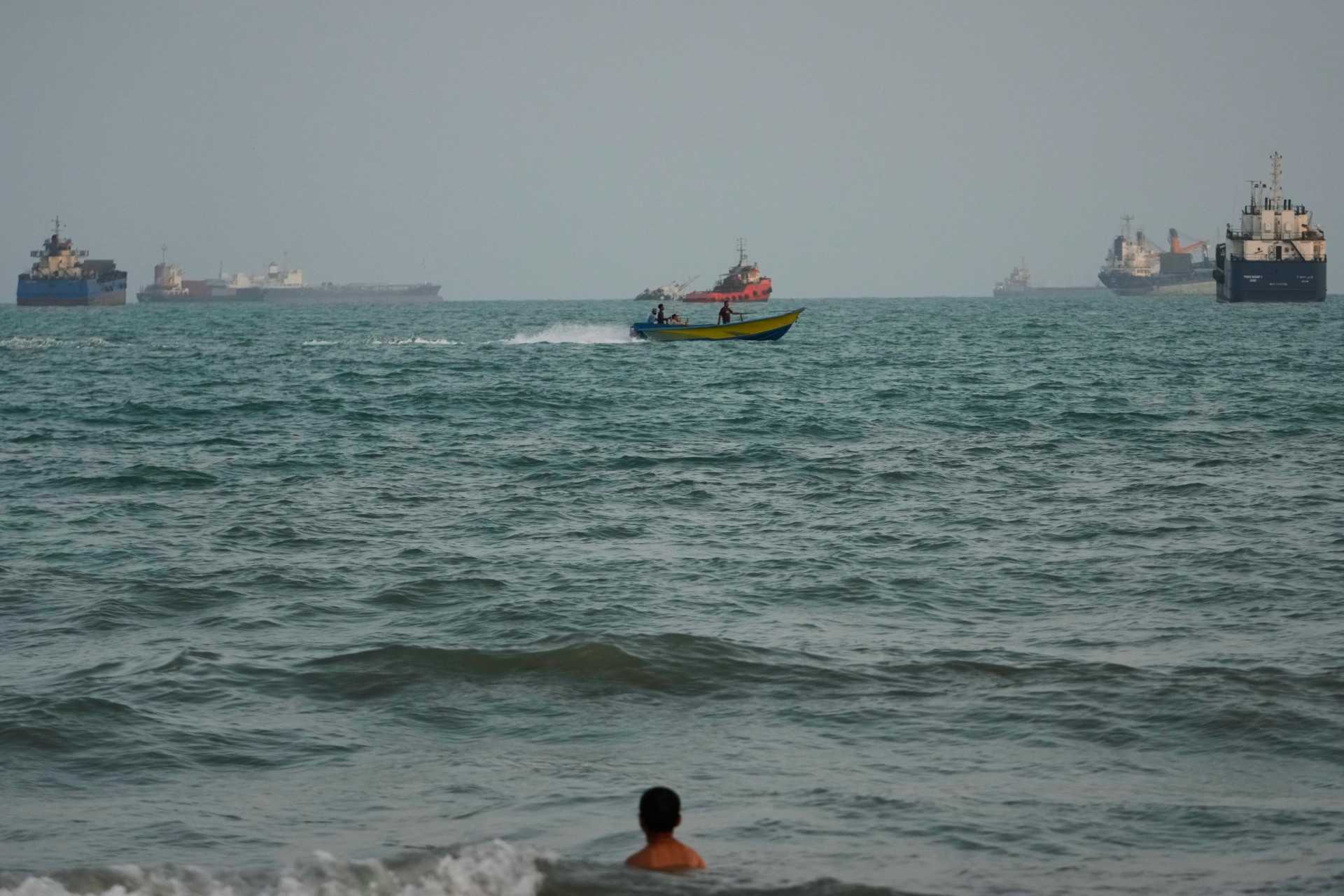 US strikes 3 Iranian oil tankers after saying warships were targeted with missiles