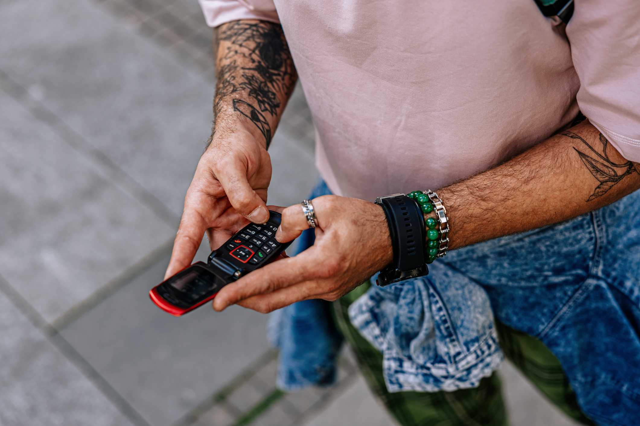'You find a way to fill the void': Switching back to a flip phone helped this woman be more present