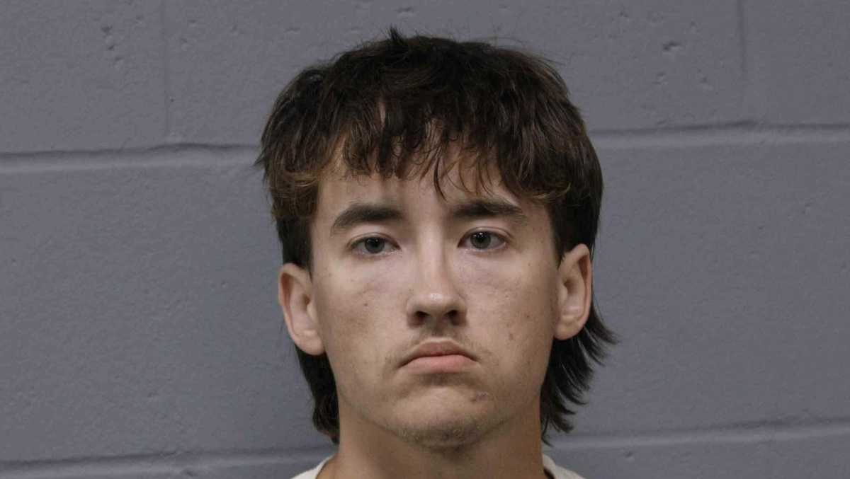 Clinton teen charged in armed robbery at Johnson County, Missouri gas station, bond set at $100K