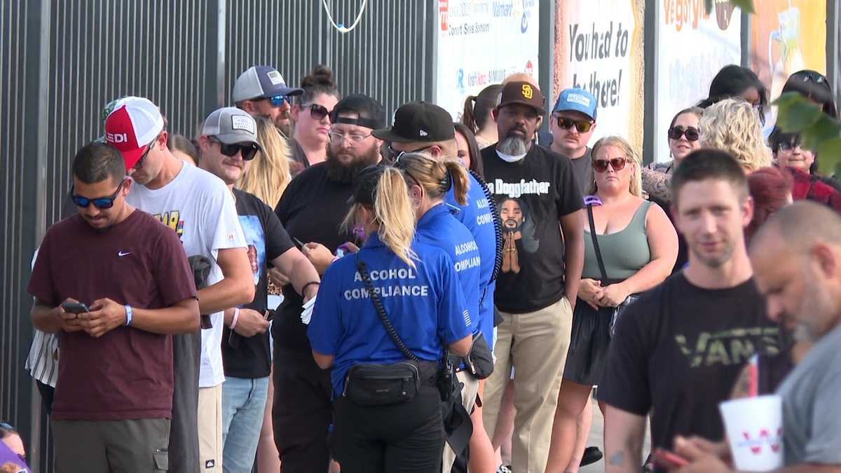 Lil Wayne fans battle heat ahead of Walmart AMP concert
