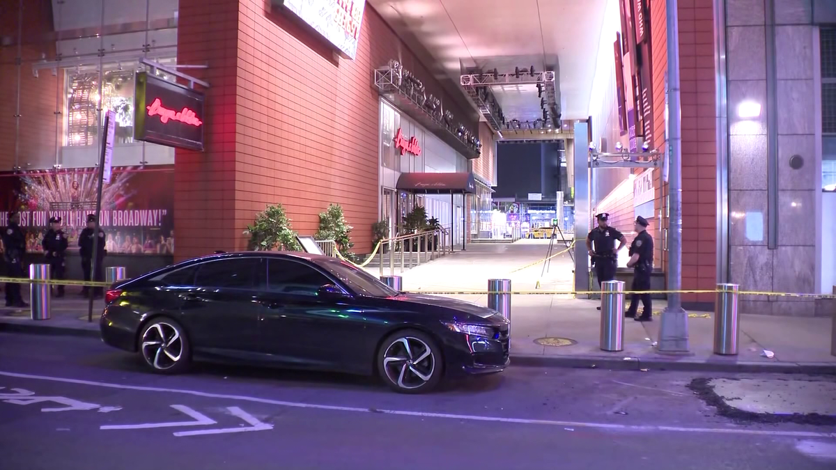 Mass. man fatally stabbed near Times Square, police search for suspects