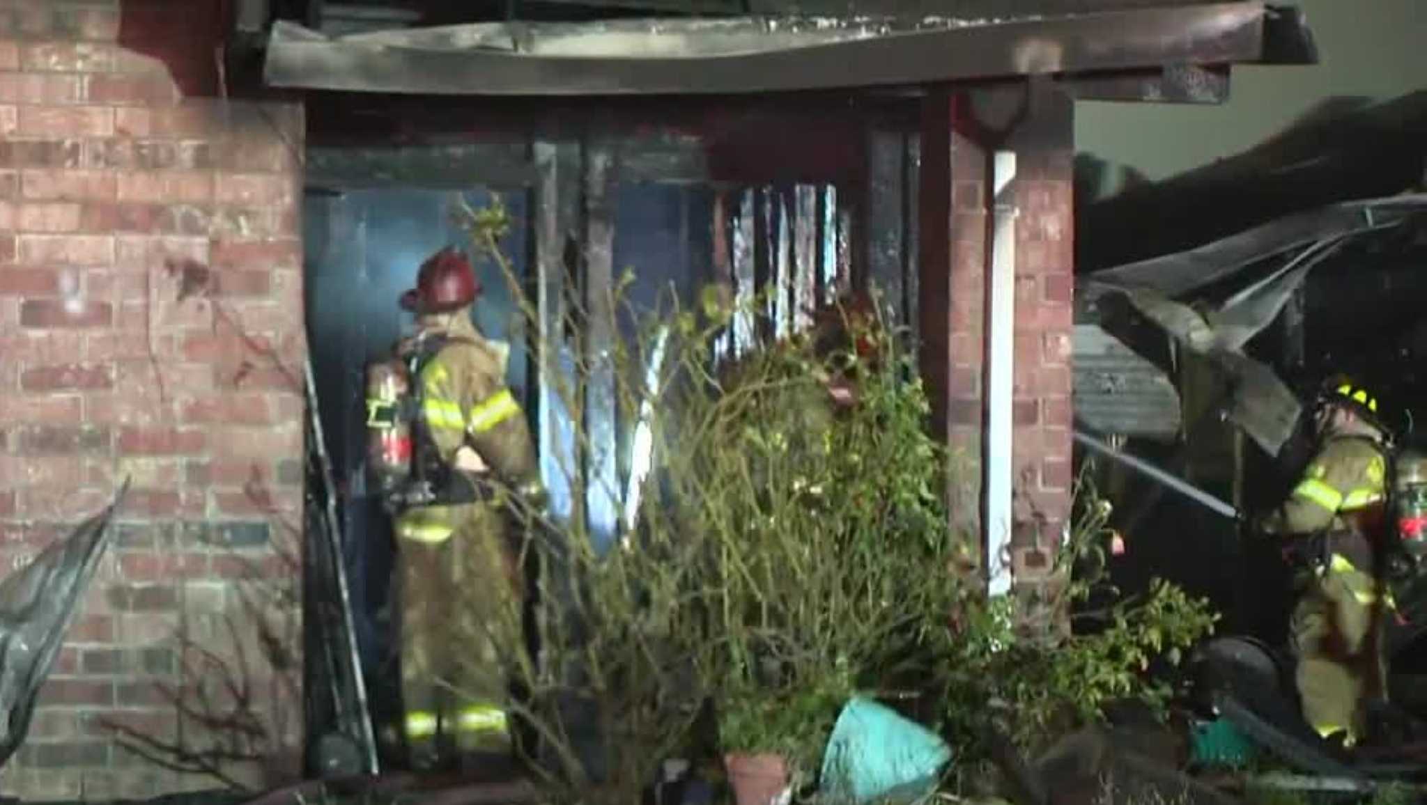 2 people sent to hospital after North Highlands duplex fire, Sacramento Metro Fire says