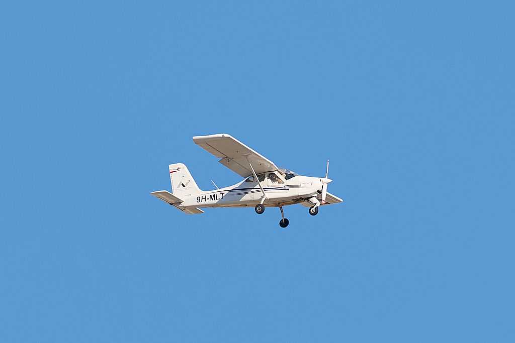 Pilot jumps to his death midair, leaving student to land plane